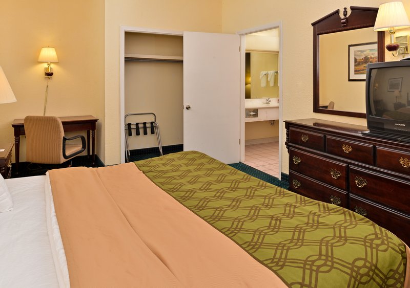 Quality Inn - Canton, MS