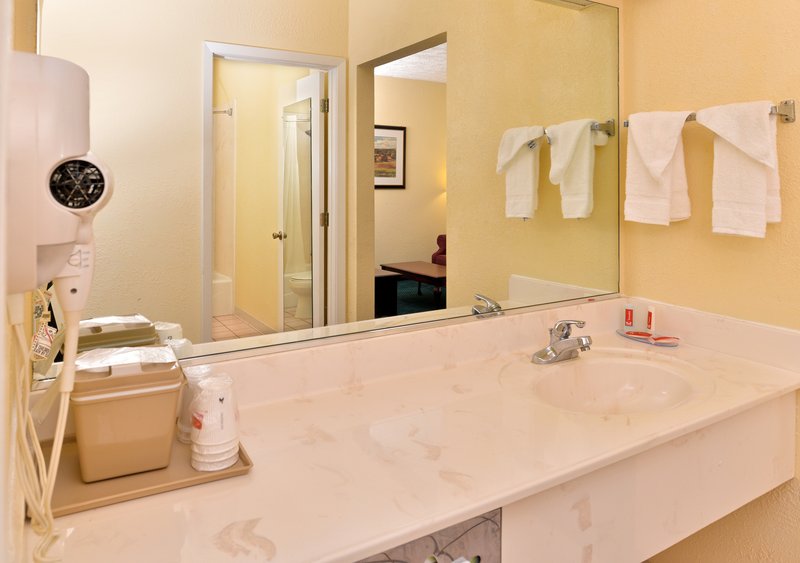 Quality Inn - Canton, MS