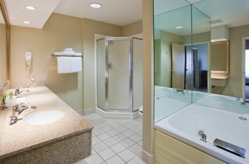 Holiday Inn Express CEDAR RAPIDS (COLLINS RD) - Cedar Rapids, IA