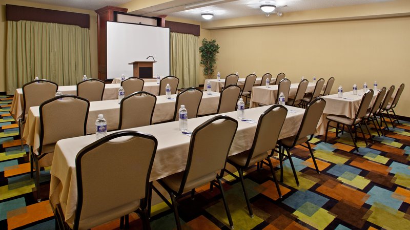 Holiday Inn Express GROVE CITY (OUTLET CENTER) - Mercer, PA