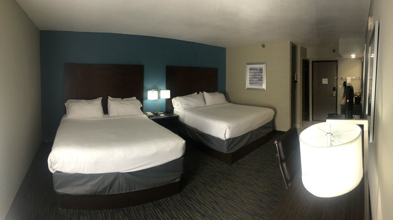 Holiday Inn Express & Suites FAYETTEVILLE-UNIV OF AR AREA - Springdale, AR