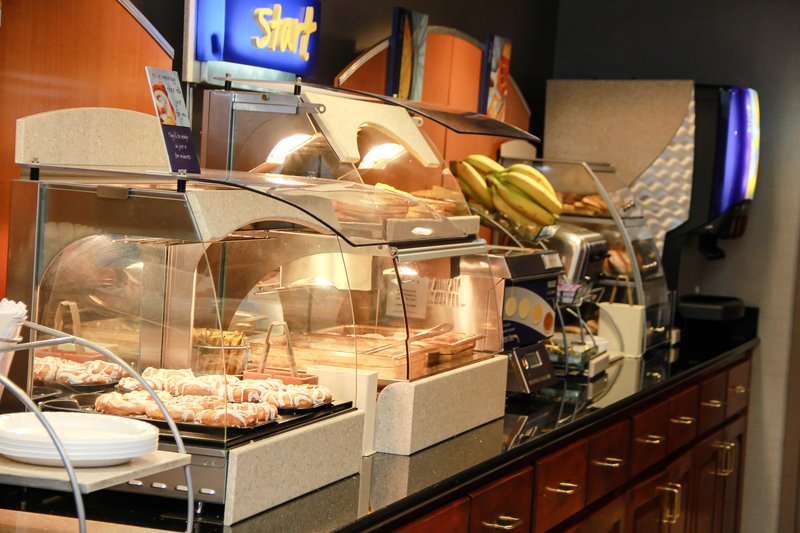 Holiday Inn Express Colorado Springs Airport - Colorado Springs, CO