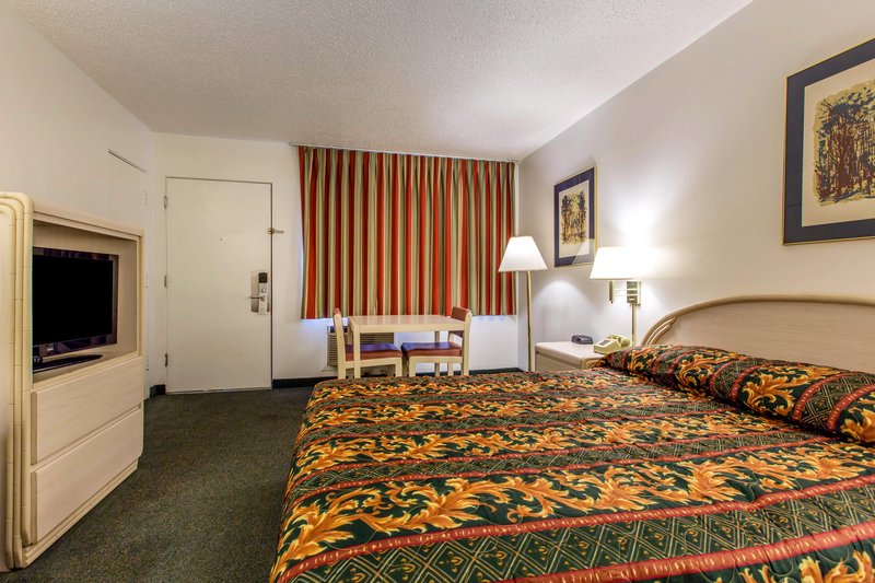 Econo Lodge Eureka By Humboldt Bay - Eureka, CA