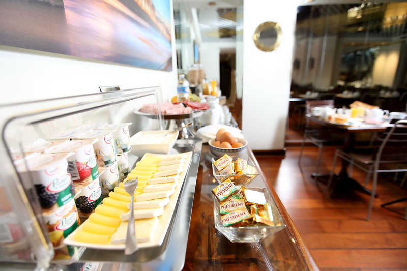 Holiday Inn and Suites Vancouver Downtown