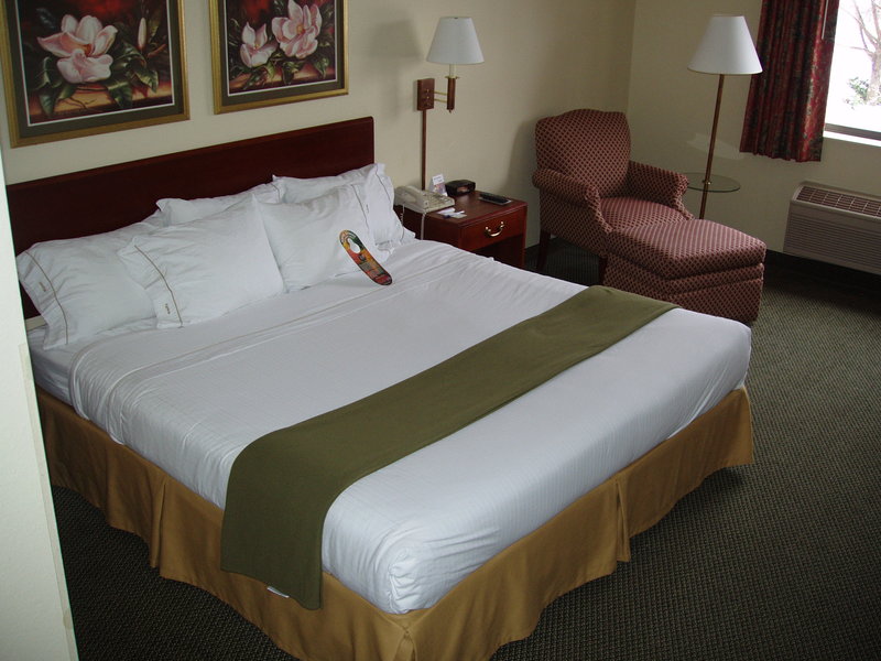 Holiday Inn Express Marshall - Burlington, MI