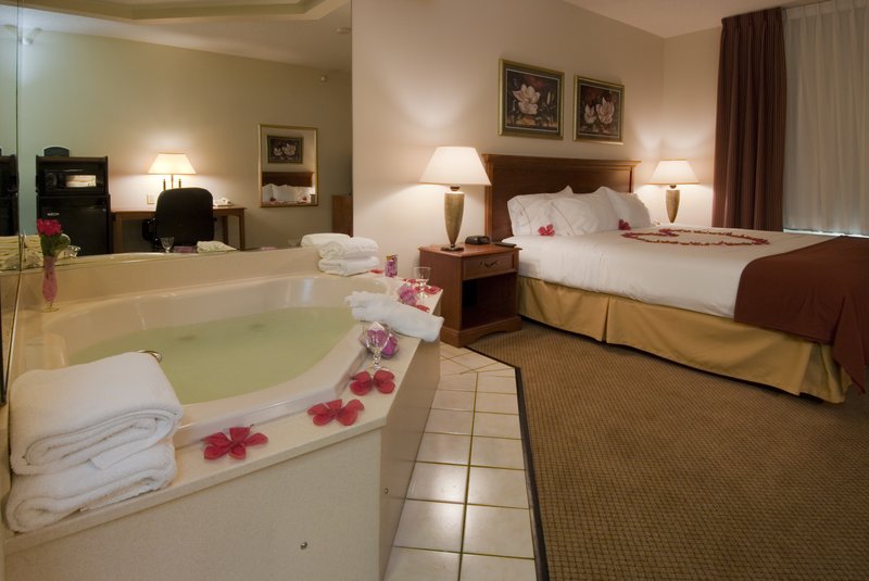 Holiday Inn Express Marshall - Burlington, MI