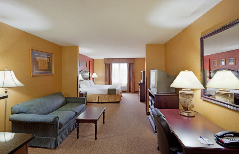 Holiday Inn Express & Suites SWANSEA - Fresno, CA