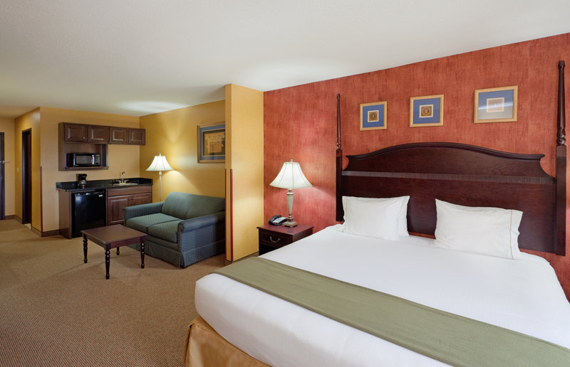Holiday Inn Express & Suites SWANSEA - Fresno, CA