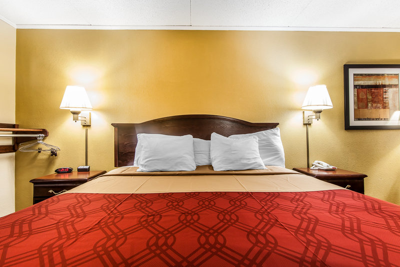 Econo Lodge - Lenoir City, TN
