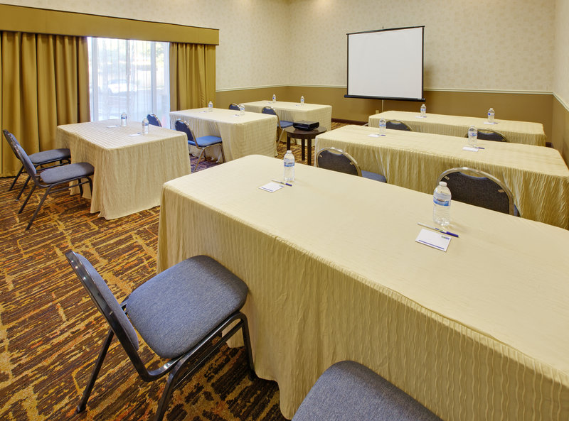 Holiday Inn Express Oakdale - Oakdale, CA