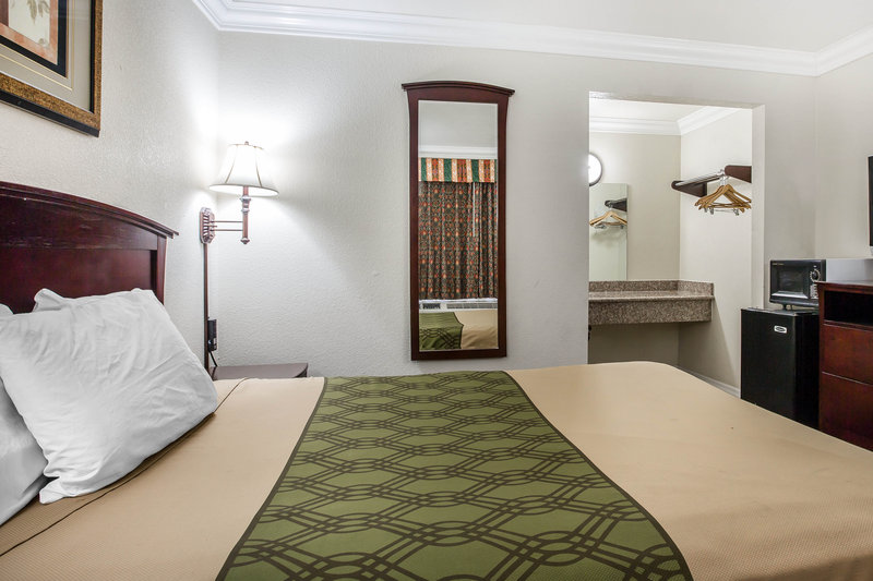 Econo Lodge - Fresno, CA