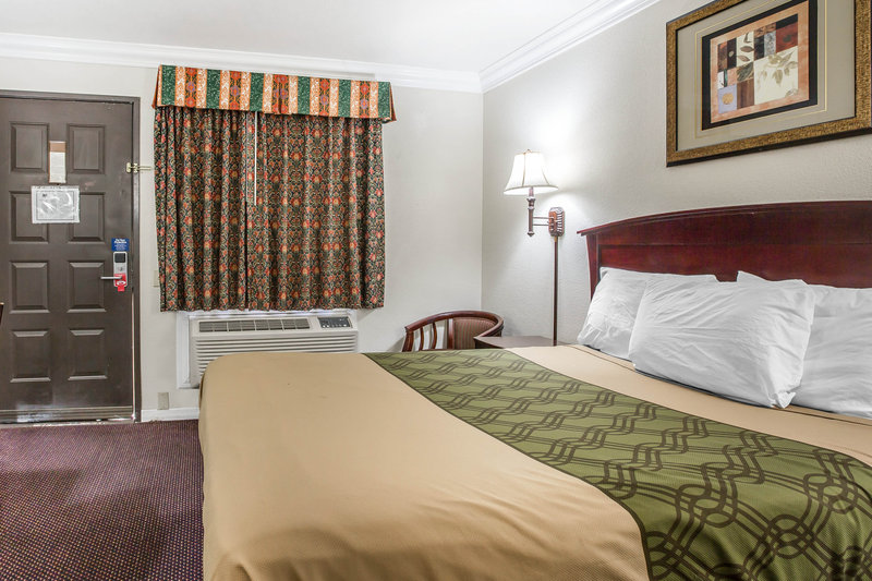 Econo Lodge - Fresno, CA