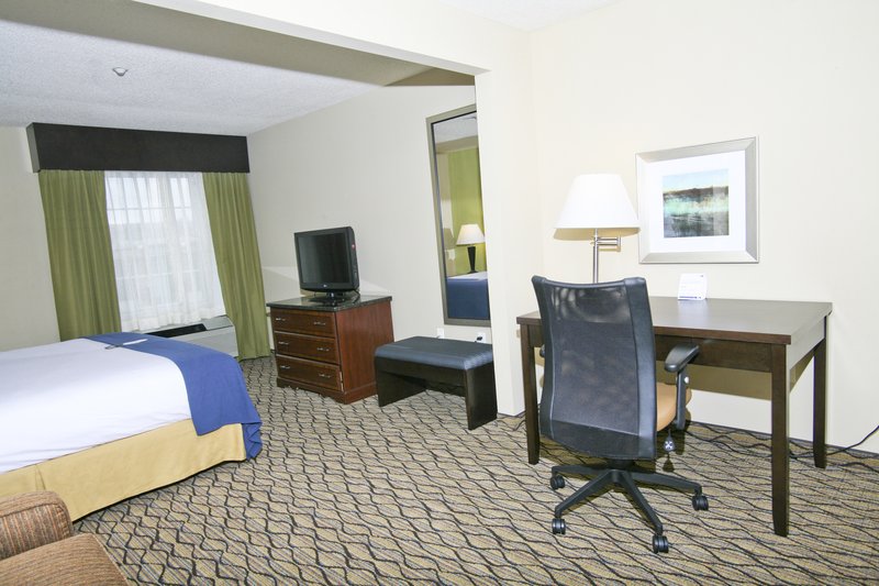 Holiday Inn Express & Suites ROSEVILLE - Harper Woods, MI