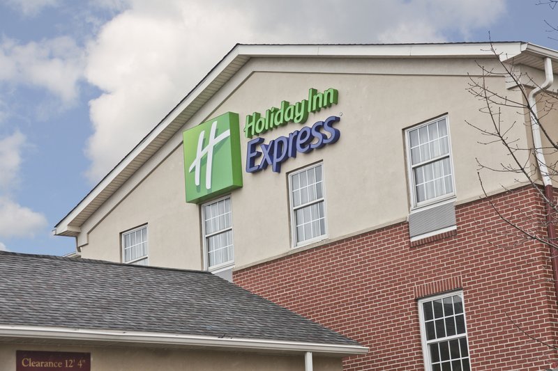 Holiday Inn Express & Suites ROSEVILLE - Harper Woods, MI