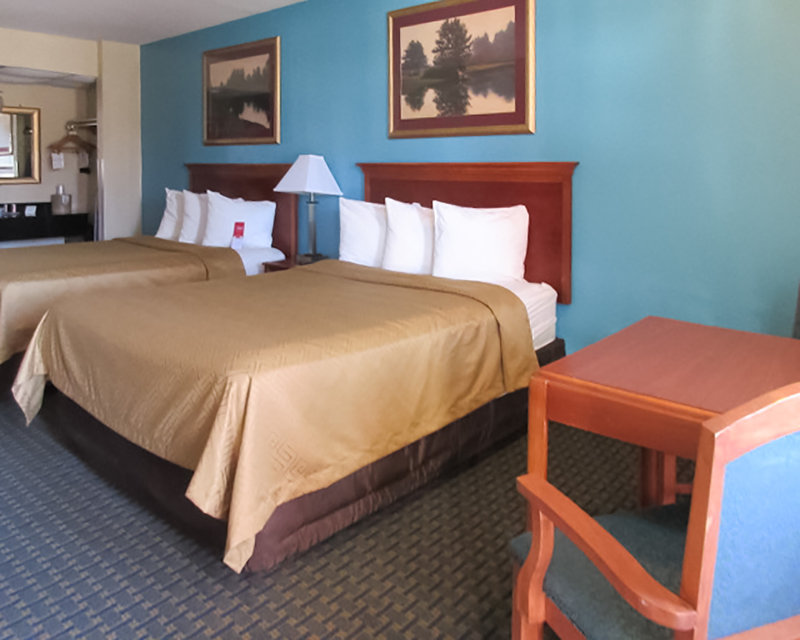 Econo Lodge Inn & Suites - Salina, KS