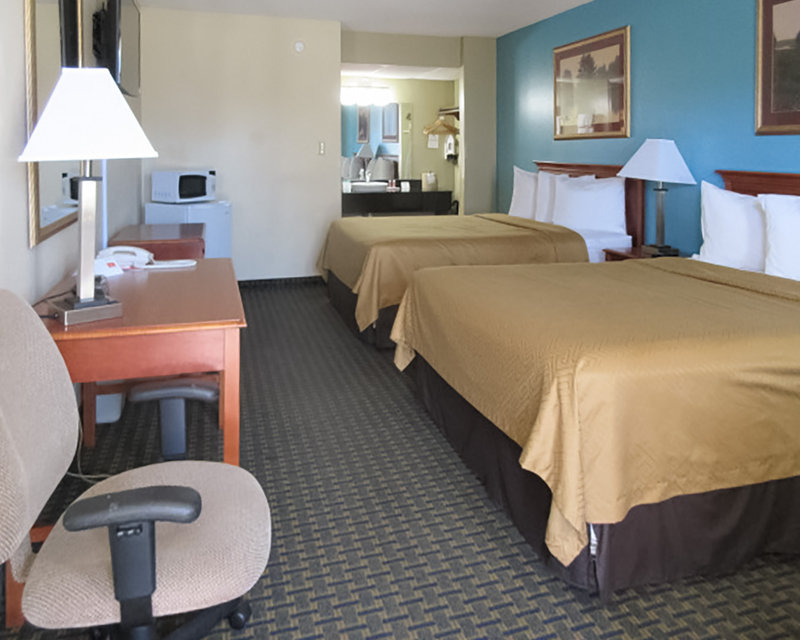 Econo Lodge Inn & Suites - Salina, KS