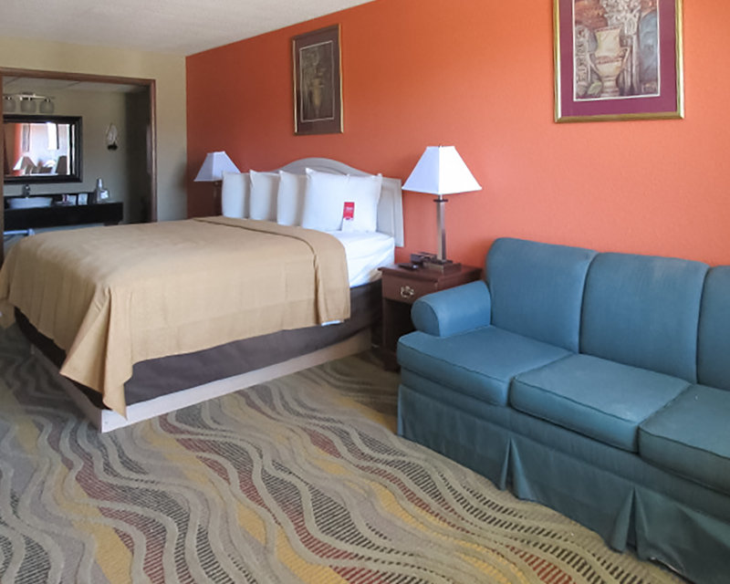 Econo Lodge Inn & Suites - Salina, KS