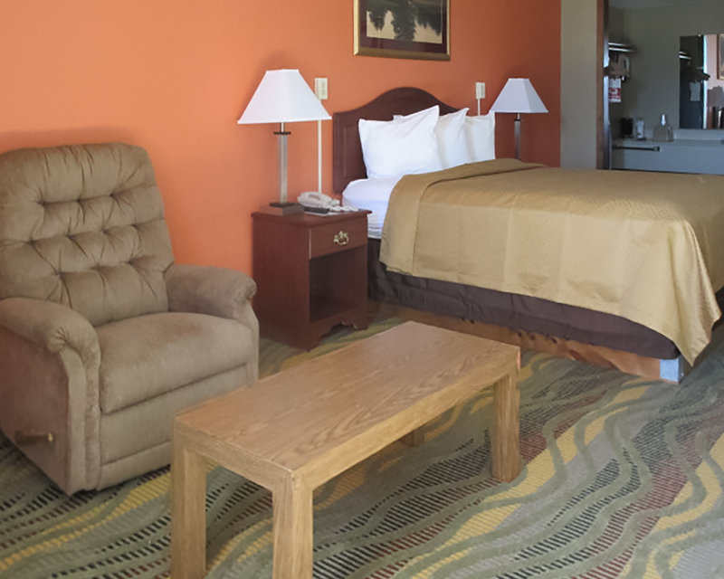 Econo Lodge Inn & Suites - Salina, KS