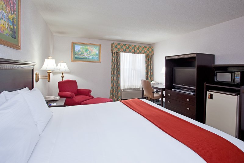 Holiday Inn Express & Suites ST. CLAIRSVILLE - Centuria, WI
