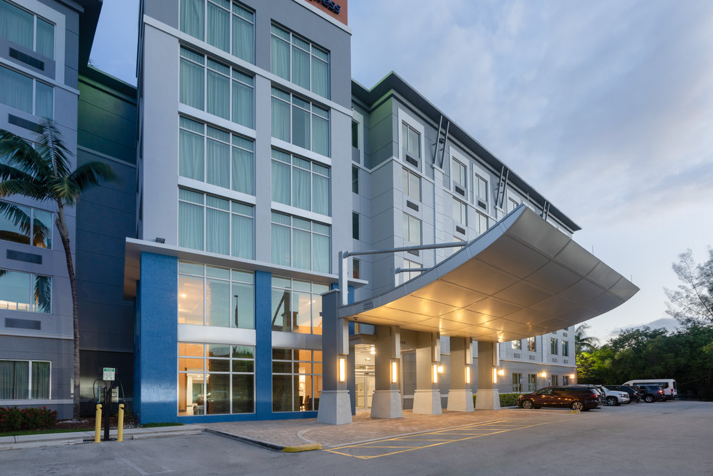 Holiday Inn Express MIAMI AIRPORT-BLUE LAGOON AREA - Tap to explore photos