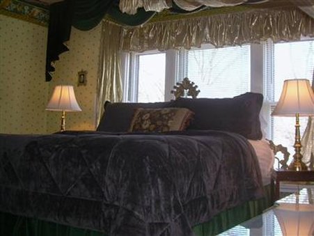 Mansion Bed & Breakfast - Dundee, IL