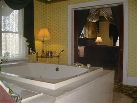 Mansion Bed & Breakfast - Dundee, IL