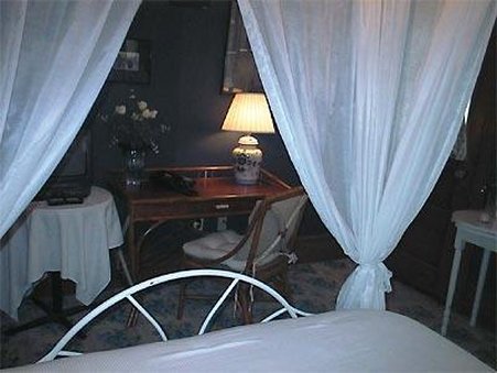 Mansion Bed & Breakfast - Dundee, IL
