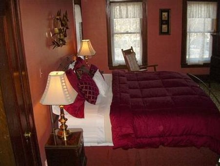 Mansion Bed & Breakfast - Dundee, IL
