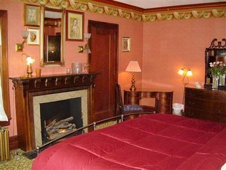 Mansion Bed & Breakfast - Dundee, IL