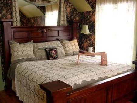 Old Victorian Farmhouse Bed & Breakfast - Wauconda, IL