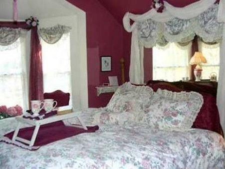 Old Victorian Farmhouse Bed & Breakfast - Wauconda, IL
