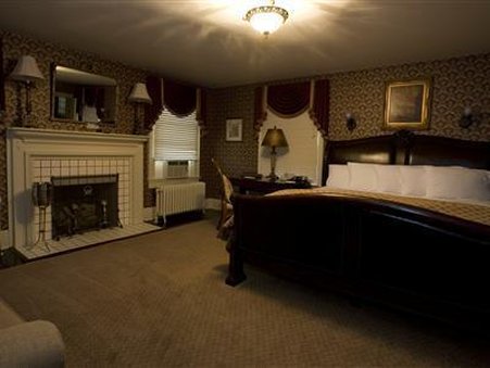 Julia's Bed & Breakfast - Hubbard, OH