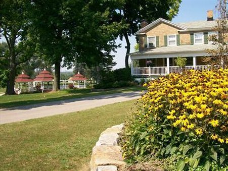 Julia's Bed & Breakfast - Hubbard, OH