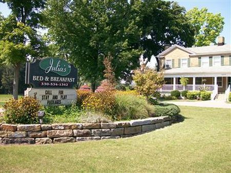 Julia's Bed & Breakfast - Hubbard, OH