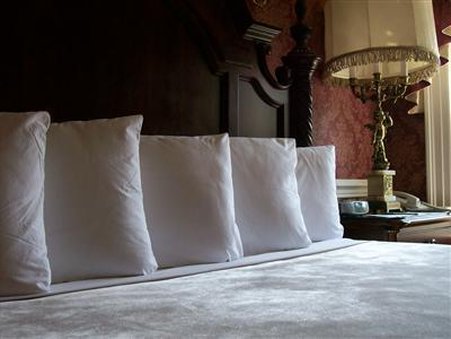 Julia's Bed & Breakfast - Hubbard, OH