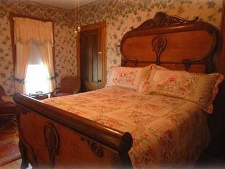 Lion & The Rose Bed-Breakfast - Whitefield, NH