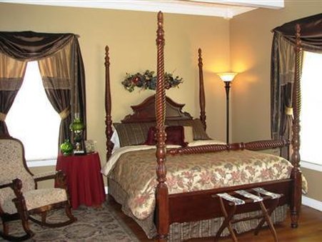 Hill House Bed & Breakfast - Loretto, KY