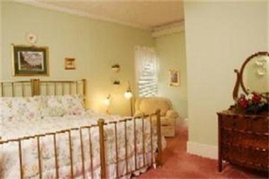 Inn At Grey Gables B & B - Charlevoix, MI