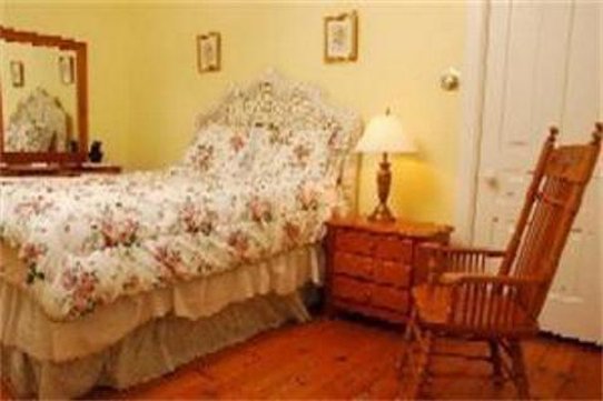 Inn At Grey Gables B & B - Charlevoix, MI