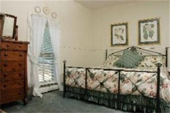 Inn At Grey Gables B & B - Charlevoix, MI