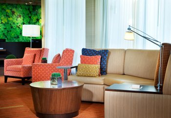 Courtyard by Marriott - Lobby