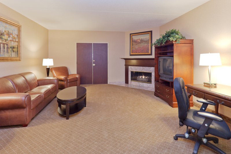 Holiday Inn Express & Suites MENTOR (LAMALFA CONF CENTRE) - Mentor, OH