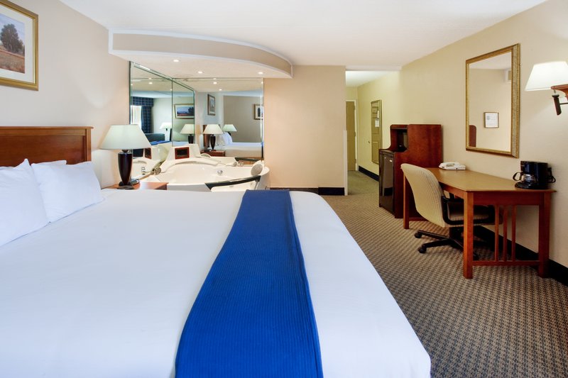 Holiday Inn Express MACON (I-75 & RIVERSIDE) - Macon, GA
