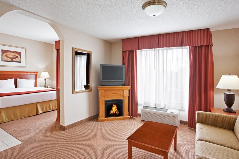 HOLIDAY INN EXPRESS-UTICA - Utica, MI