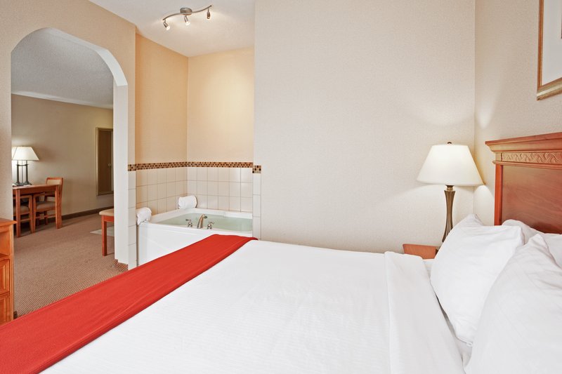 HOLIDAY INN EXPRESS-UTICA - Utica, MI