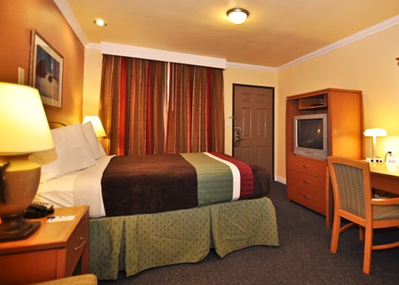 Roadway Inn & Suites