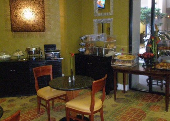 Pickwick Hotel & Suites