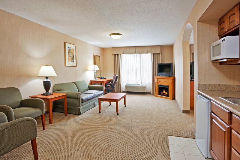 HOLIDAY INN EXPRESS-HOWELL - Howell, MI