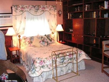 Gelinas Manor Victorian B & B - Boiling Springs, PA