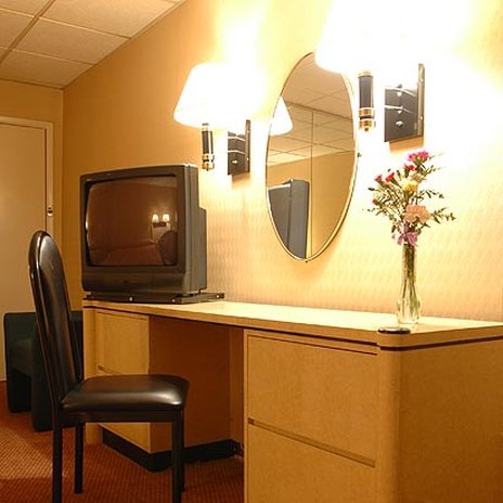Capri Lynbrook Motor Inn - Lynbrook, NY